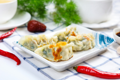 装在碟子里的特色美食煎饺