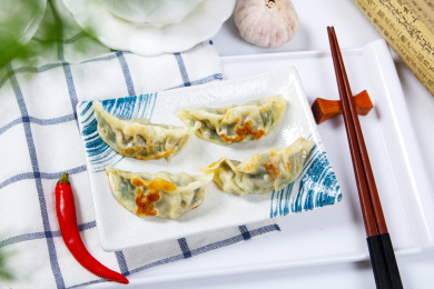 装在碟子里的特色美食煎饺