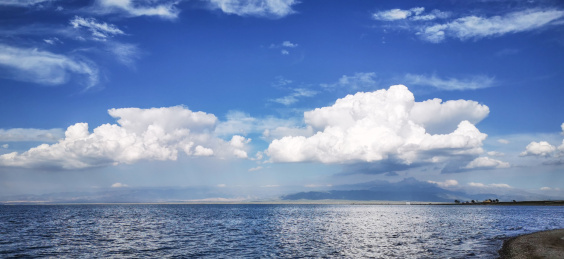 青海高原蓝天云朵青海湖风景