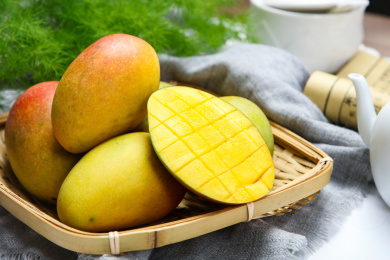 新鲜有机热带水果成熟的芒果