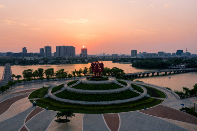 日落时的南京江宁百家湖畔的凤凰台广场