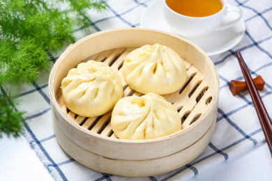 粤式港式特色面点小吃流沙奶黄包在蒸笼里