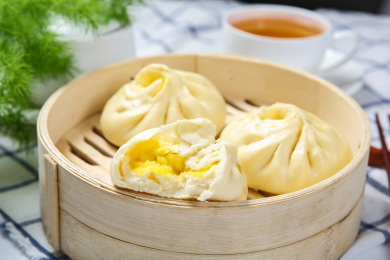 粤式港式特色面点小吃流沙奶黄包在蒸笼里