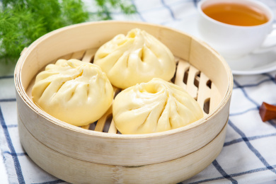 粤式港式特色面点小吃流沙奶黄包在蒸笼里