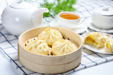 粤式港式特色面点小吃流沙奶黄包在蒸笼里