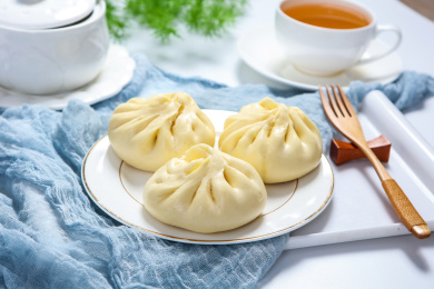 碟子里的美味面点小吃奶黄包