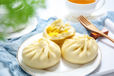 碟子里的美味面点小吃奶黄包