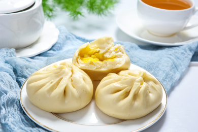 碟子里的美味面点小吃奶黄包