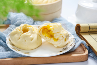 碟子里的美味面点小吃奶黄包