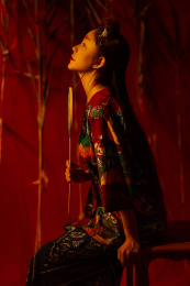 身穿汉服的女生手里拿着一把扇子的侧面肖像