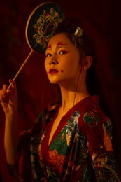 身穿汉服的女生手里拿着一把扇子的正面肖像