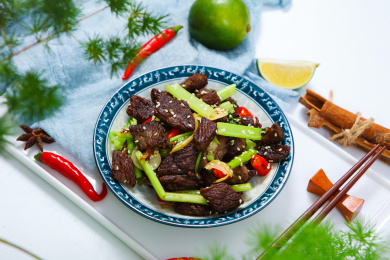 美味的芹菜辣椒芝麻小炒牛肉干