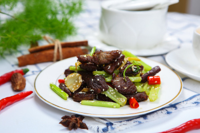 传统家常菜辣椒芹菜炒牛肉