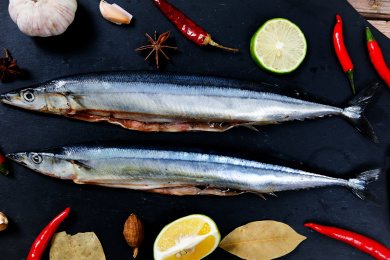 新鲜海鱼食材秋刀鱼搭配辣椒佐料