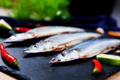 新鲜海鱼食材秋刀鱼搭配辣椒佐料