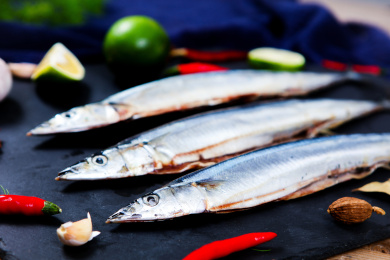 新鲜海鱼食材秋刀鱼搭配辣椒佐料