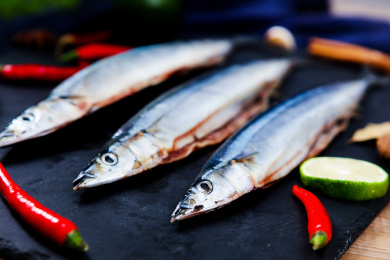 新鲜海鱼食材秋刀鱼搭配辣椒佐料
