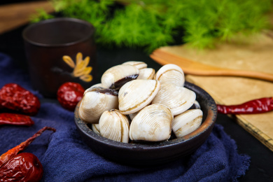 装在盘子里的海鲜贝类食材沙白贝