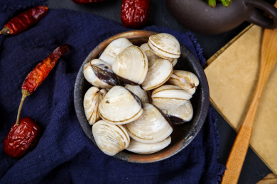 装在盘子里的海鲜贝类食材沙白贝