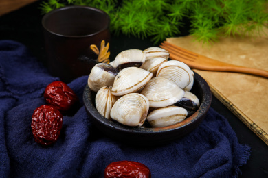 装在盘子里的海鲜贝类食材沙白贝