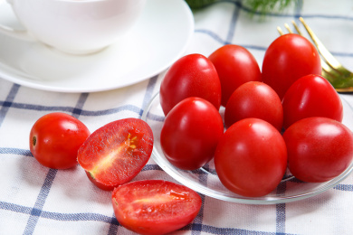 新鲜水果小番茄装在碟子里