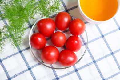 新鲜水果小番茄装在碟子里