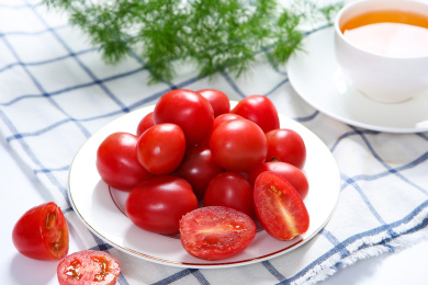 新鲜水果小番茄装在碟子里