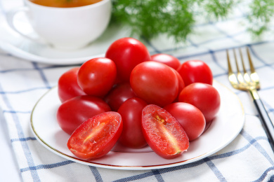 新鲜水果小番茄装在碟子里