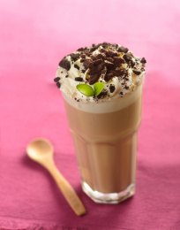 粉色背景上的巧克力饼干奶茶奶盖