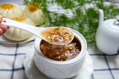 健康营养的美味山珍桃胶燕麦粥
