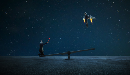 两个商人利用杠杆飞行升高，超现实企业配合成功概念图