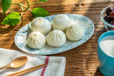 早晨阳光照耀着木桌面上的营养早餐  