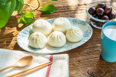 早晨阳光照耀着木桌面上的营养早餐  