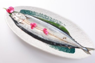 放在盘子中的新鲜秋刀鱼