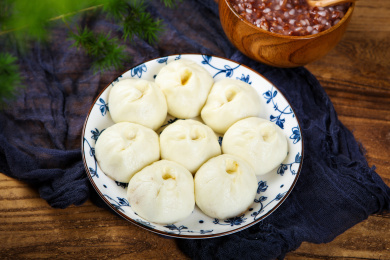 美味营养的早餐小笼包和紫米杂粮粥