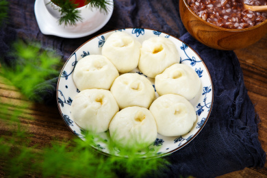 美味营养的早餐小笼包和紫米杂粮粥
