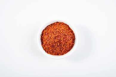 中餐调味料一碟特细辣椒面在白背景上