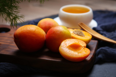 绿色新鲜有机水果富含维生素的杏子