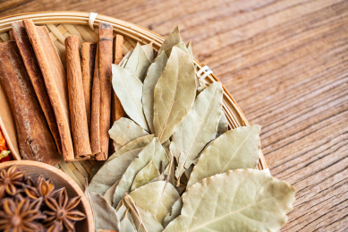 一盘中餐常用香辣烹饪调料香料，桂皮和香叶特写 