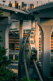 中国重庆-黄昏时分一辆通过立交的轻轨列车