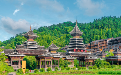中国贵州黎平肇兴侗寨大门全景