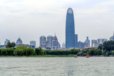 中国山东省济南市地标建筑前的大明湖风光