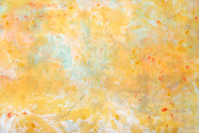 橘黄颜料在宣纸上晕染出来的抽象艺术纹理效果图片