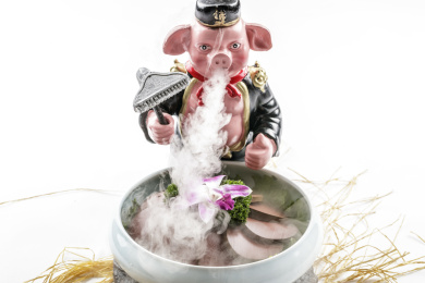 西游记猪八戒造型器皿装的火锅食材鸭血