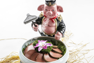 西游记猪八戒造型器皿装的火锅食材鸭血