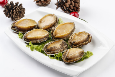 白色背景上的长瓷盘装的火锅食材鲜鲍鱼