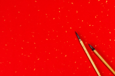 烫金红纸背景上的毛笔特写