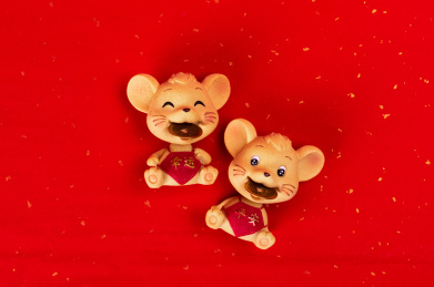 烫金红色背景上嘴里叼着铜钱的小老鼠