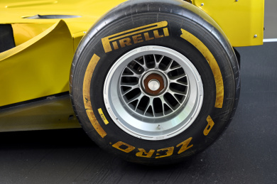 黄色一级方程式豪华赛车车轮特写