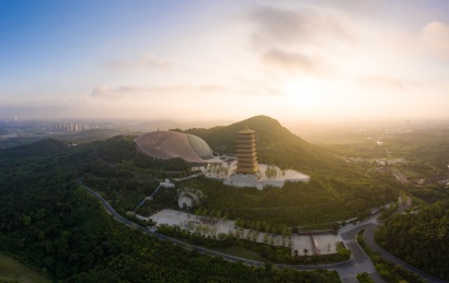 航拍日出时的南京牛首山风景区佛顶宫与佛顶塔全景